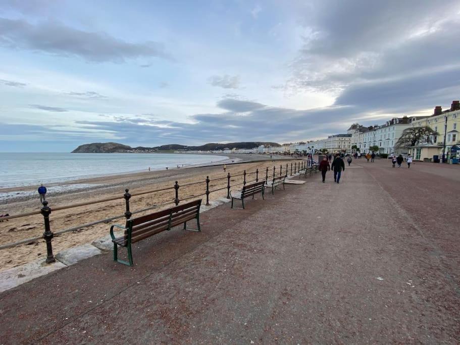 Private Parking, Central Llandudno, King Bed With Ensuite At Clement Lodge Luaran gambar